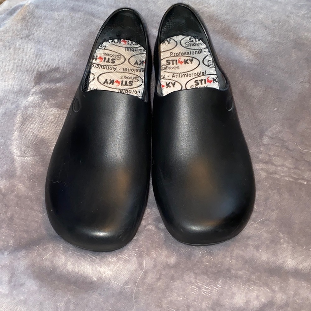 Sticky shoes